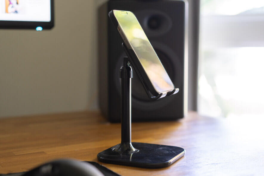 Doboli phone holders for desks