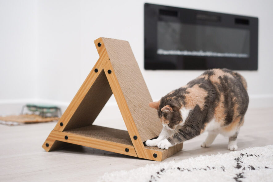 Fukumaru - 3-sided corrugated scratching post
